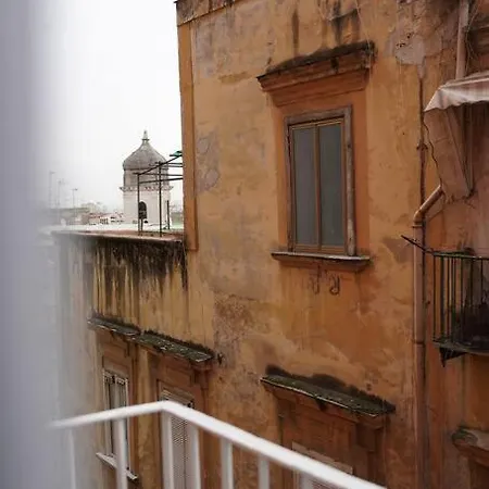 Apartment Maison Olivia, Nuovo In Zona Chiaia