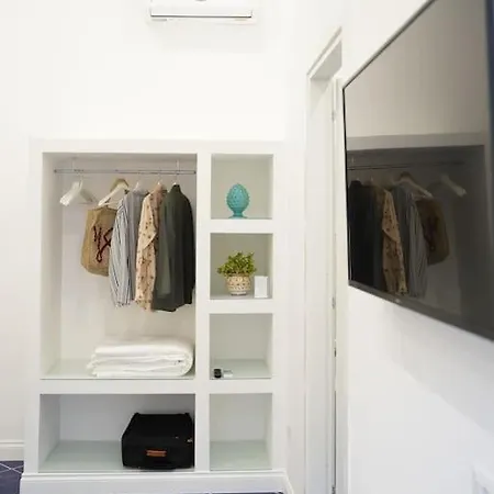 Apartment Maison Olivia, Nuovo In Zona Chiaia Naples